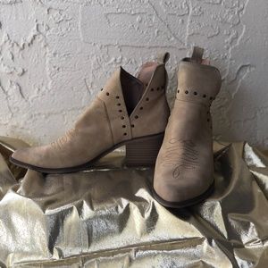 Universal Thread short boot